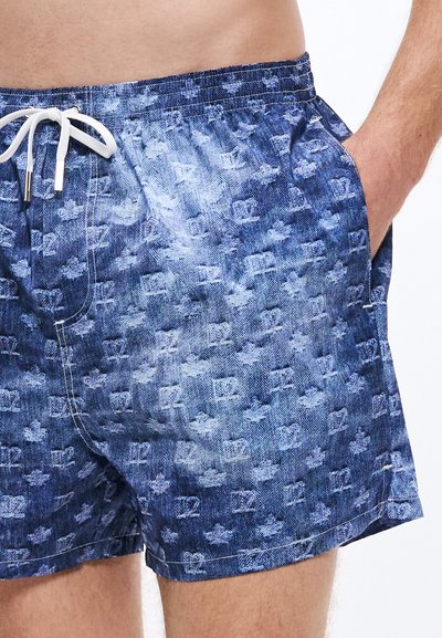 Blaue Denim-Badeshorts mit strukturiertem Muster, elastischem Bund und weißem Kordelzug. Mit Seitentaschen und verblassten Farbvariationen.