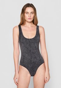 Costum de baie întreg negru, cu decolteu rotund, bretele late, material texturat cu o strălucire subtilă și detalii de cusut verticale.