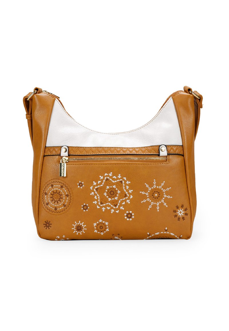 Bolso de cuero marrón claro con acentos en blanco, que presenta patrones florales bordados y un bolsillo frontal con cremallera. Correa de hombro ajustable.