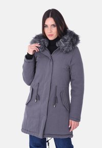 Parka grigia con cappuccio in finta pelliccia, zip frontale, vita con coulisse e due tasche laterali. Tessuto liscio con design a lunghezza media.