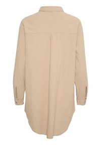 Chemise beige à manches longues avec poignets à boutons, couture de yoke arrière, pince centrale et ourlet arrondi, présentée à plat vue de dos.