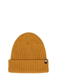 Berretto lavorato a maglia in giallo senape con una texture a coste. Presenta un risvolto e una piccola etichetta nera sul lato.