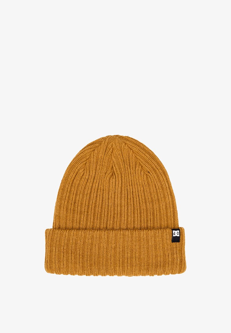 Berretto lavorato a maglia in giallo senape con una texture a coste. Presenta un risvolto e una piccola etichetta nera sul lato.