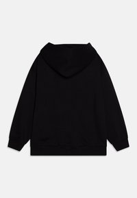 Felpa nera con cappuccio, maniche lunghe, cappuccio ampio e polsini a costine. Tessuto morbido con design semplice, senza loghi o motivi visibili.