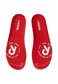 Semelles rouges avec une texture lisse. Présente un logo et un texte blancs. La forme suit les contours du pied pour plus de confort. Taille indiquée : 33.