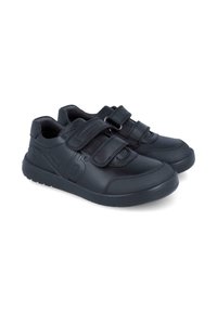 Zapatos de cuero negro con dos correas de Velcro, punta redondeada, cuello acolchado y suela texturada para tracción y comodidad.