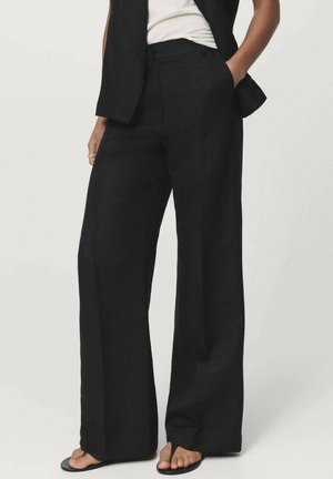 Pantalones de pierna ancha negros, confeccionados en una tela ligera, con un frente plano, bolsillos laterales y una textura suave.