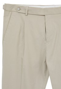 Beige Hosen aus glattem Stoff mit Knopfschluss, seitlichen Taschen und einem schlichten Design ohne sichtbare Muster oder Akzente.