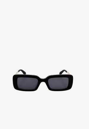Occhiali da sole rettangolari neri con montatura spessa e lenti scure, caratterizzati da una leggera curva sul ponte.