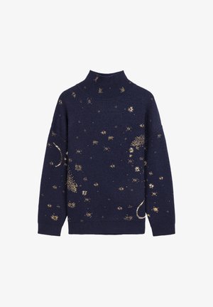 Pull bleu marine avec un col montant, orné de motifs d'étoiles et de lunes dorés. Texture en tricot et coupe décontractée avec des épaules tombantes.