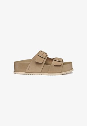 Sandalo platform beige in camoscio con due cinturini regolabili con fibbia e suola scanalata color avorio.