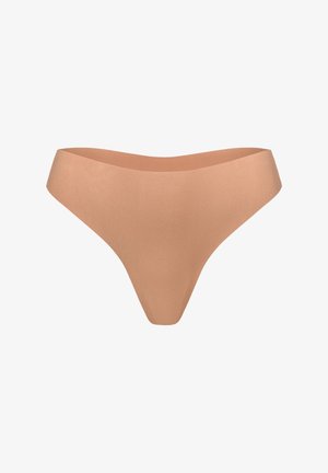 Nude-kleurige thong onderbroek van glad, rekbaar materiaal. Heeft een minimalistisch ontwerp met een brede tailleband en een taps toelopende achterkant.