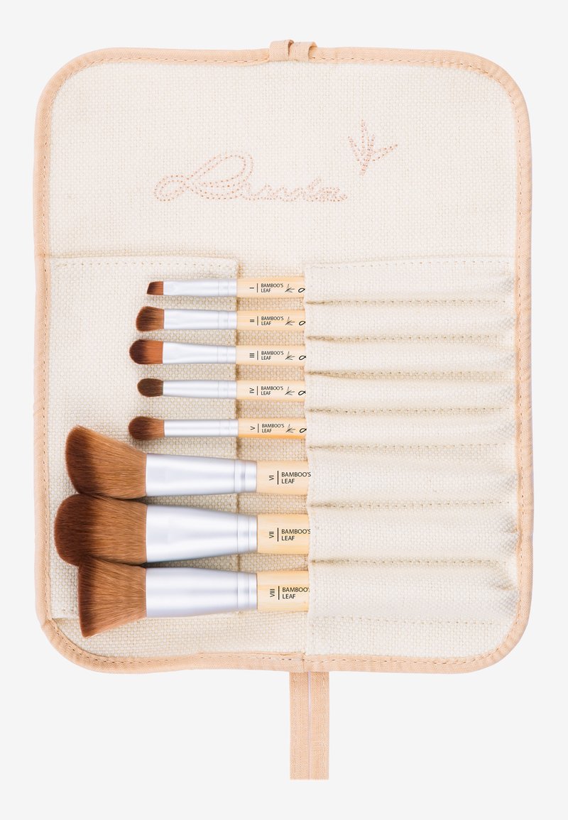 Set van makekwasten met bamboe handvatten in een crème canvas roll-up etui met lichtroze accenten. Diverse borstelgroottes weergegeven.