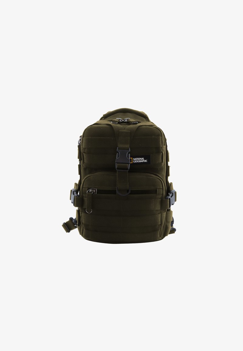Grüner militärischer Rucksack mit gepolsterter Außenseite, mehreren Reißverschlusstaschen, verstellbaren Trägern und National Geographic-Logo. Strukturiertes Gewebe.