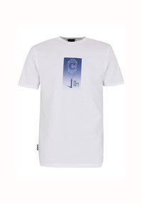 Valge puuvillane t-särk, millel on graafiline print tennisereketist sinise gradiendi taustaga ja all tekst "THE CAYLER PRO-12".