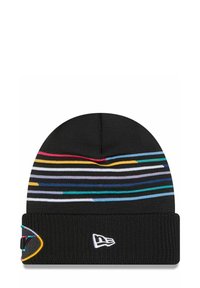 Schwarze Strickmütze mit mehrfarbigen horizontalen Streifen und einem umgeschlagenen Bündchen. Besitzt ein gesticktes Logo an der Seite. Glatte Textur.