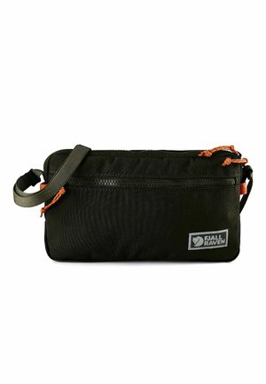 Bolso bandolera rectangular negro Fjallraven con bolsillo delantero con cremallera, tiradores de cremallera naranjas y correa ajustable.