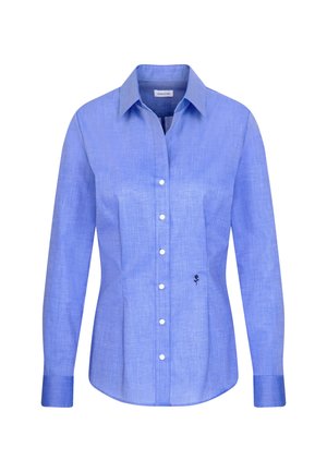 Chemise bleu clair à manches longues, boutonnée, avec col pointu et petite rose noire brodée en bas à droite sur le devant.