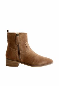 Cizmă de gleznă maro din piele întoarsă, cu fermoar lateral, toc suprapus și cusături contrastante; formă clasică cu vârf rotund și tab pentru tras.