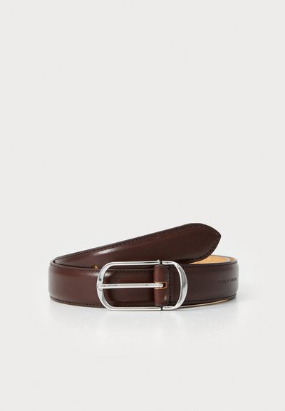 Ceinture en cuir brun avec une boucle rectangulaire en argent, présentant une texture lisse et des coutures discrètes le long des bords.