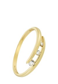 Bague en or avec un design ouvert, ornée de trois diamants transparents, texture lisse et légèrement courbée pour plus d'élégance.