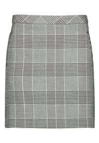 Falda corta de cuadros grises con una textura suave, que presenta un patrón a rayas en blanco y negro, y un diseño de cinturilla plana.