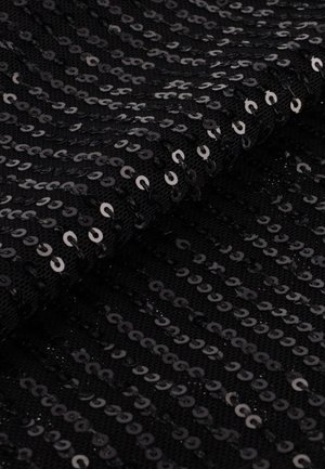 Schwarzer Paillettenstoff mit einem Mesh-Untergrund, auf dem glänzende runde Pailletten in einem gleichmäßigen Muster angeordnet sind, wodurch eine strukturierte Oberfläche entsteht.