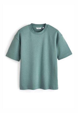 Prosty zielony t-shirt z krótkim rękawem i okrągłym dekoltem, położony na płasko z widoczną metką na kołnierzu na białym tle.