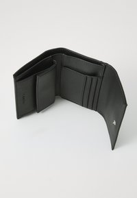 Portefeuille en cuir noir plié avec plusieurs emplacements pour cartes, un compartiment pour les billets et une fermeture à snap. Texture lisse avec un minimum de matériel.