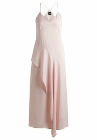 Jasnoróżowa sukienka bez rękawów z drapowanym fasonem, z cienkimi ramiączkami i miękką, zwiewną teksturą materiału.