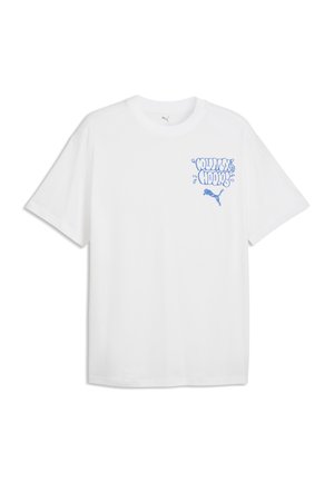 Hvid T-shirt med korte ærmer med blå grafisk tekst "CLOUDY MOOD" og Puma-logo på venstre bryst.