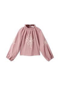 Bluză roz cu mâneci lungi, având un guler plisat, mâneci tip balon și broderie florală albă pe față și pe mâneci.
