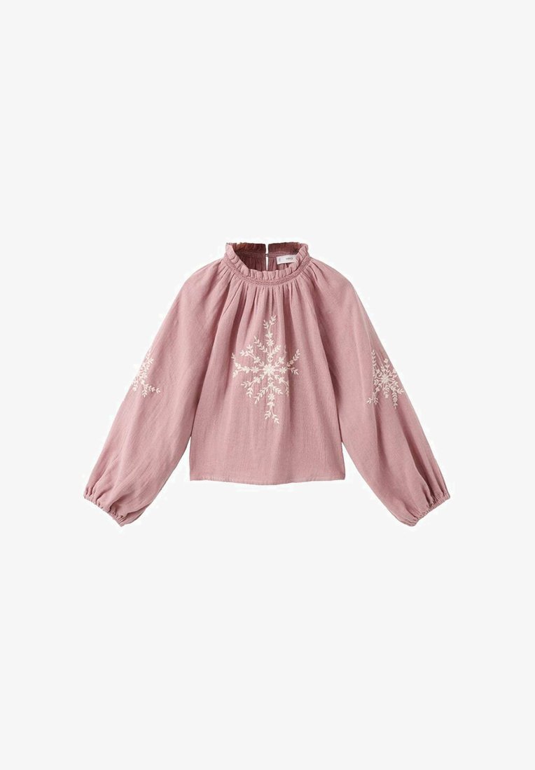 Blusa rosa a maniche lunghe con scollatura arricciata, maniche a palloncino e ricami floreali bianchi sul davanti e sulle maniche.
