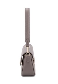 Borsa a tracolla grigia in pelle con forma piatta, manico superiore, dettagli in metallo dorato e superficie texture. Dettaglio con tasca laterale con zip visibile.