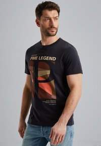 Crna pamučna majica s šarenim grafičkim otiskom s natpisom "PME Legend." Klasični dizajn s okruglim izrezom, kratkim rukavima i ležernim krojem.