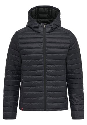 Schwarze gepolsterte Jacke mit Reißverschluss und Kapuze. Verfügt über ein horizontales Steppmuster und zwei seitliche Taschen. Glatte Textur und leichtes Material.