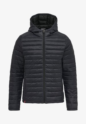 Schwarze gepolsterte Jacke mit Reißverschluss und Kapuze. Verfügt über ein horizontales Steppmuster und zwei seitliche Taschen. Glatte Textur und leichtes Material.