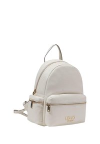 Zaino in pelle bianca dalla forma arrotondata, con due scomparti con zip e un accento del logo dorato. Dotato di spallacci regolabili e superficie liscia.