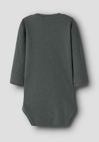 Body met lange mouwen van donker groen geribbeld stof, met een ronde halslijn en drukknoopsluitingen onderaan voor gemakkelijk aankleden.