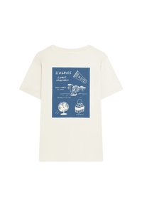 Tricou crem cu un design grafic albastru care prezintă elemente esențiale de vară, inclusiv un glob, un ventilator și un tub, imprimate pe spate.