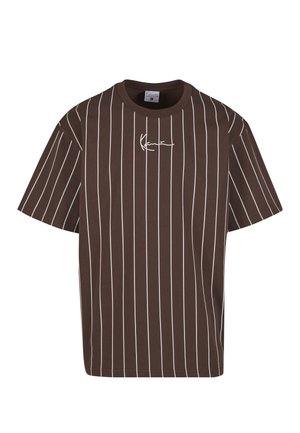 Barna rövid ujjú póló fehér függőleges csíkokkal és egy kis aláírás részlettel a mellkason. Pamut anyagból, laza szabású, kerek nyakú.