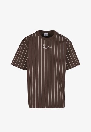 Pruun lühikeste varrukatega T-särk valgete vertikaalsete triipudega ja väikese allkirja detailiga rinnal. Puuvillane kangas, lõdvema istuvusega, ümara kaelusega.