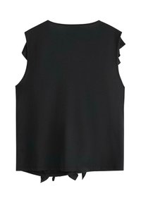 Top senza maniche nero realizzato in tessuto morbido, con accenti arricciati sulle spalle e un dettaglio a nodo all'orlo inferiore.
