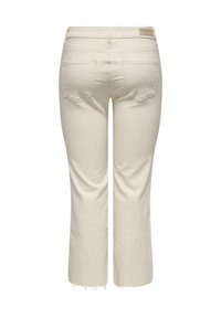 Jeans dritti color avorio con tasche posteriori, orli sfrangiati, passanti per la cintura e una piccola patch in pelle con il logo sulla parte posteriore della vita.