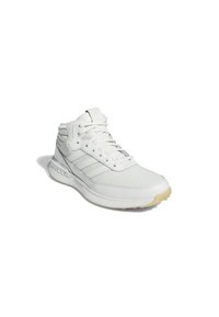 Chaussure de sport blanche montante, en cuir texturé avec des trous de ventilation, dotée de lacets et d'une semelle en caoutchouc. Agrémentée de trois bandes.