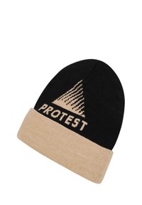 Zwarte gebreide beanie met een tan manchet; heeft een geometrisch ontwerp en het "PROTEST" logo in contrasterende kleuren. Zachte textuur, warm en flexibel.