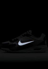 Nike Sportswear AIR MAX SOLO - Treniņu apavi - white pure/platinum black