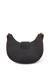 Borsa a tracolla in pelle nera con finitura testurizzata, forma curva, cerniera color oro e chiusura a patta con un accento rettangolare.