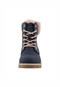 Granatowe botki za kostkę z różowym futerkiem, beżowymi sznurówkami i kontrastującymi różowymi przeszyciami. Posiadają okrągły czubek i solidną beżową podeszwę.