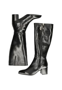 Botas de cuero negro hasta la rodilla con un tacón grueso, punta cónica, cremallera lateral y detalle de borlas en el tobillo. Textura suave y diseño ajustado.